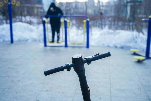 成人滑板车摔伤视频真实,成人滑板车摔伤事故全程回顾