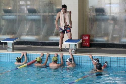 成人游泳攀岩技巧视频讲解,掌握水上与岩壁的双重挑战